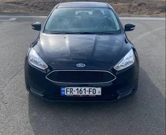 Vista frontale di un noleggio Ford Focus a Tbilisi, Georgia ✓ Auto #12131. ✓ Cambio Automatico TM ✓ 0 recensioni.