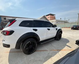 Ford Everest 2017 disponibile per il noleggio all'aeroporto Suvarnabhumi di Bangkok, con limite di chilometraggio di illimitato.