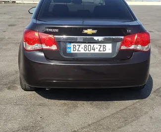 Chevrolet Cruze 2015 disponibile per il noleggio all'aeroporto di Kutaisi, con limite di chilometraggio di illimitato.