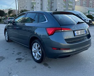 Vista frontale di un noleggio Skoda Scala all'aeroporto di Tirana, Albania ✓ Auto #11495. ✓ Cambio Automatico TM ✓ 0 recensioni.