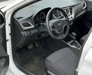 Noleggio Hyundai Accent. Auto Economica per il noleggio in Azerbaigian ✓ Cauzione di Deposito di 300 AZN ✓ Opzioni assicurative RCT, CDW, SCDW, FDW, Passeggeri, Furto, Giovane, Senza deposito.