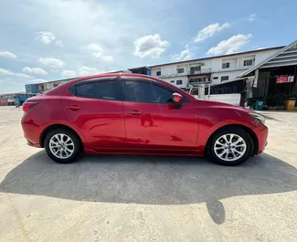 Interni di Mazda 2 in affitto in Thailandia. Un'ottima auto da 5 posti con cambio Automatico.