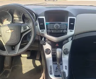 Interni di Chevrolet Cruze in affitto in Georgia. Un'ottima auto da 5 posti con cambio Automatico.