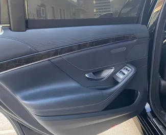 Mercedes-Benz S-Class 2015 disponibile per il noleggio in Becici, con limite di chilometraggio di illimitato.