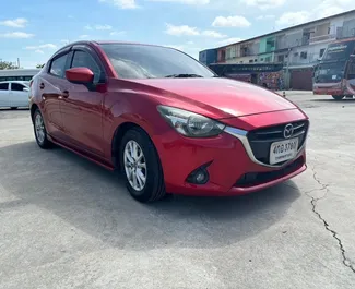 Mazda 2 2019 con sistema A trazione anteriore, disponibile all'aeroporto Suvarnabhumi di Bangkok.