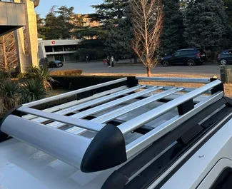 Ford Escape 2011 disponibile per il noleggio a Tbilisi, con limite di chilometraggio di illimitato.