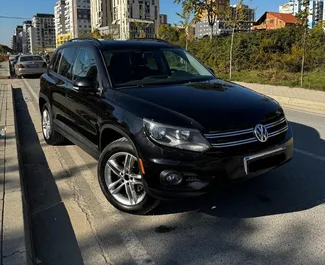 Vista frontale di un noleggio Volkswagen Tiguan a Tirana, Albania ✓ Auto #11882. ✓ Cambio Automatico TM ✓ 0 recensioni.