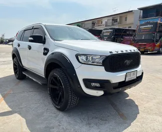 Interni di Ford Everest in affitto in Thailandia. Un'ottima auto da 7 posti con cambio Automatico.