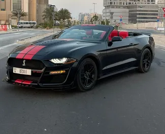 Vista frontale di un noleggio Ford Mustang Cabrio a Dubai, Emirati Arabi Uniti ✓ Auto #11915. ✓ Cambio Automatico TM ✓ 0 recensioni.