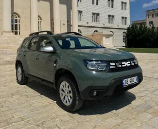 Vista frontale di un noleggio Dacia Duster all'aeroporto di Tirana, Albania ✓ Auto #11505. ✓ Cambio Manuale TM ✓ 0 recensioni.