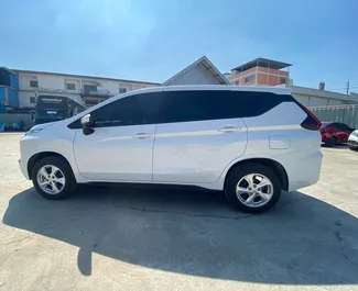 Mitsubishi Xpander 2023 con sistema A trazione anteriore, disponibile all'aeroporto Suvarnabhumi di Bangkok.