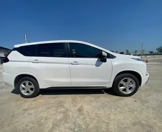 Interni di Mitsubishi Xpander in affitto in Thailandia. Un'ottima auto da 7 posti con cambio Automatico.