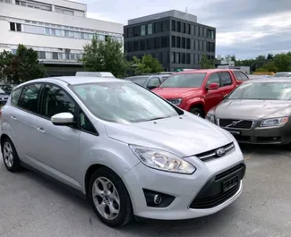 Vista frontale di un noleggio Ford C-Max all'aeroporto di Tirana, Albania ✓ Auto #11930. ✓ Cambio Manuale TM ✓ 0 recensioni.