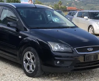 Vista frontale di un noleggio Ford Focus SW all'aeroporto di Tirana, Albania ✓ Auto #10000. ✓ Cambio Manuale TM ✓ 0 recensioni.