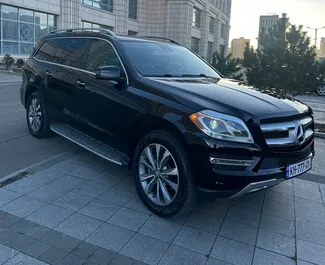 Vista frontale di un noleggio Mercedes-Benz GL450 a Tbilisi, Georgia ✓ Auto #12162. ✓ Cambio Automatico TM ✓ 0 recensioni.