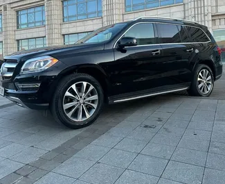 Interni di Mercedes-Benz GL450 in affitto in Georgia. Un'ottima auto da 7 posti con cambio Automatico.