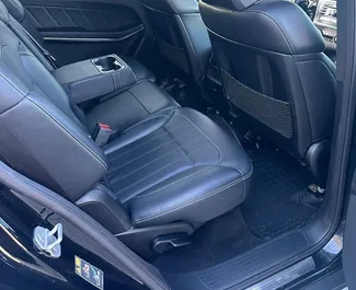 Mercedes-Benz GL450 2014 disponibile per il noleggio a Tbilisi, con limite di chilometraggio di illimitato.