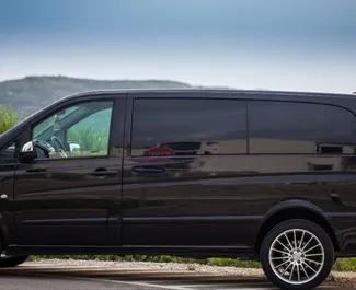 Vista frontale di un noleggio Mercedes-Benz Vito 116 in Becici, Montenegro ✓ Auto #12179. ✓ Cambio Automatico TM ✓ 0 recensioni.