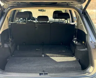 Volkswagen Tiguan 2023 disponibile per il noleggio a Budva, con limite di chilometraggio di illimitato.