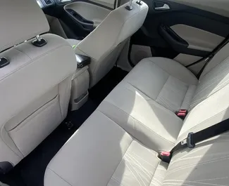 Interni di Ford Focus in affitto in Georgia. Un'ottima auto da 5 posti con cambio Automatico.