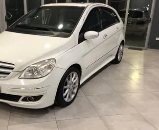 Vista frontale di un noleggio Mercedes-Benz B-Class all'aeroporto di Tirana, Albania ✓ Auto #11959. ✓ Cambio Automatico TM ✓ 0 recensioni.