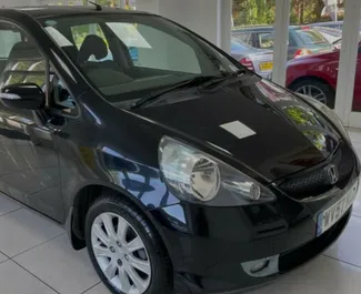 Vista frontale di un noleggio Honda Jazz all'aeroporto di Tirana, Albania ✓ Auto #11960. ✓ Cambio Automatico TM ✓ 0 recensioni.