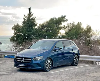 Vista frontale di un noleggio Mercedes-Benz B-Class a Budva, Montenegro ✓ Auto #11986. ✓ Cambio Automatico TM ✓ 0 recensioni.