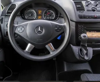 Interni di Mercedes-Benz Vito 116 in affitto in Montenegro. Un'ottima auto da 9 posti con cambio Automatico.