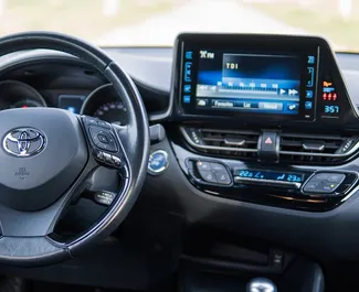 Noleggio Toyota C-HR. Auto Economica, Comfort, Crossover per il noleggio in Montenegro ✓ Cauzione di Deposito di 300 EUR ✓ Opzioni assicurative RCT, All'estero, Giovane.
