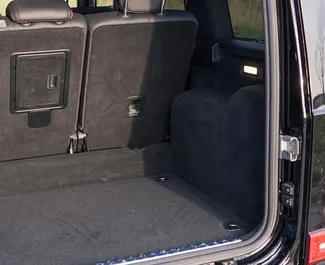 Interni di Mercedes-Benz G500 in affitto in Montenegro. Un'ottima auto da 5 posti con cambio Automatico.