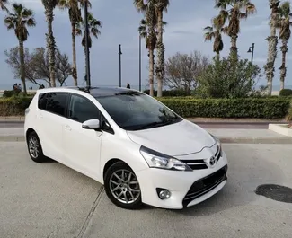 Vista frontale di un noleggio Toyota Verso a Barcellona, Spagna ✓ Auto #11896. ✓ Cambio Automatico TM ✓ 0 recensioni.