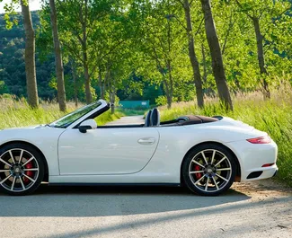 Vista frontale di un noleggio Porsche 911 Carrera S Cabrio in Becici, Montenegro ✓ Auto #2480. ✓ Cambio Automatico TM ✓ 0 recensioni.