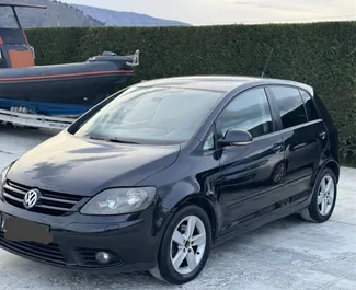 Vista frontale di un noleggio Volkswagen Golf Plus all'aeroporto di Tirana, Albania ✓ Auto #11961. ✓ Cambio Manuale TM ✓ 0 recensioni.