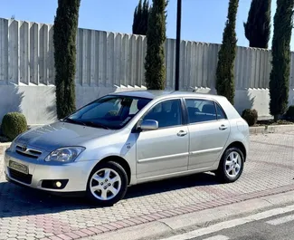 Vista frontale di un noleggio Toyota Corolla all'aeroporto di Tirana, Albania ✓ Auto #11962. ✓ Cambio Automatico TM ✓ 0 recensioni.