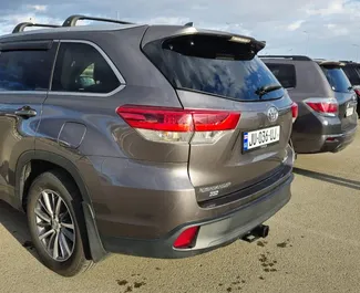 Vista frontale di un noleggio Toyota Highlander a Tbilisi, Georgia ✓ Auto #1248. ✓ Cambio Automatico TM ✓ 7 recensioni.