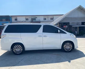 Vista frontale di un noleggio Toyota Alphard all'aeroporto Suvarnabhumi di Bangkok, Thailandia ✓ Auto #12032. ✓ Cambio Automatico TM ✓ 0 recensioni.
