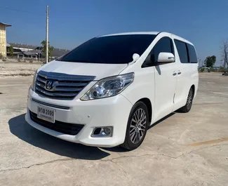 Toyota Alphard 2016 con sistema A trazione anteriore, disponibile all'aeroporto Suvarnabhumi di Bangkok.