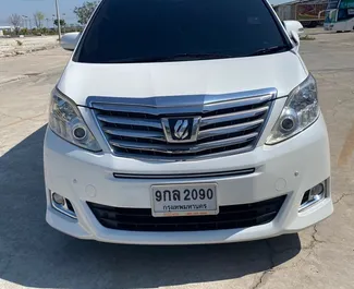 Interni di Toyota Alphard in affitto in Thailandia. Un'ottima auto da 7 posti con cambio Automatico.