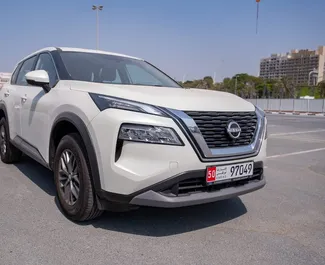 Vista frontale di un noleggio Nissan X-Trail a Dubai, Emirati Arabi Uniti ✓ Auto #11890. ✓ Cambio Automatico TM ✓ 0 recensioni.