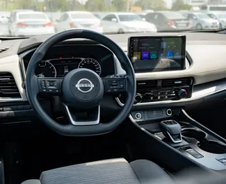 Interni di Nissan X-Trail in affitto negli Emirati Arabi Uniti. Un'ottima auto da 5 posti con cambio Automatico.