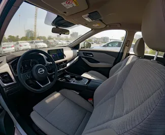 Nissan X-Trail 2024 disponibile per il noleggio a Dubai, con limite di chilometraggio di 200 km/giorno.