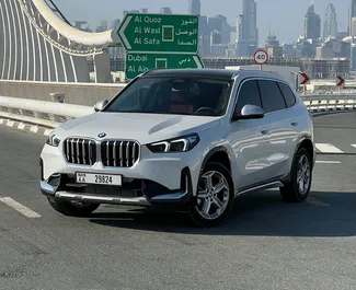 Vista frontale di un noleggio BMW X1 a Dubai, Emirati Arabi Uniti ✓ Auto #11912. ✓ Cambio Automatico TM ✓ 0 recensioni.