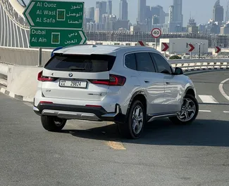 Noleggio auto BMW X1 2024 negli Emirati Arabi Uniti, con carburante Benzina e 241 cavalli di potenza ➤ A partire da 309 AED al giorno.