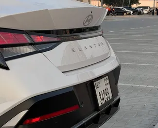Hyundai Elantra 2025 disponibile per il noleggio a Dubai, con limite di chilometraggio di 250 km/giorno.
