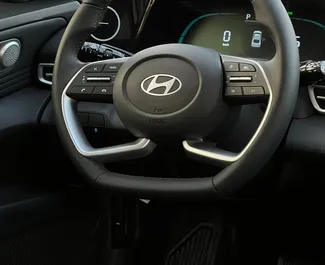Interni di Hyundai Elantra in affitto negli Emirati Arabi Uniti. Un'ottima auto da 5 posti con cambio Automatico.