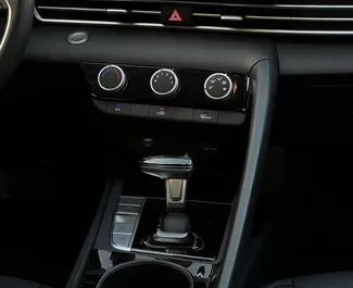 Hyundai Elantra 2025 con sistema A trazione anteriore, disponibile a Dubai.