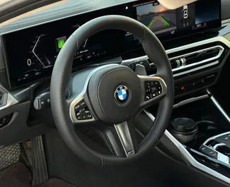 BMW 320i 2024 disponibile per il noleggio a Dubai, con limite di chilometraggio di 250 km/giorno.