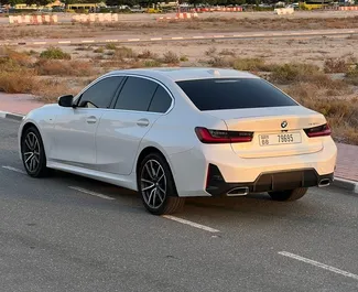 Vista frontale di un noleggio BMW 320i a Dubai, Emirati Arabi Uniti ✓ Auto #11913. ✓ Cambio Automatico TM ✓ 0 recensioni.