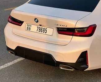 Noleggio BMW 320i. Auto Comfort, Premium per il noleggio negli Emirati Arabi Uniti ✓ Cauzione di Deposito di 2500 AED ✓ Opzioni assicurative RCT.