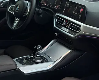 Noleggio auto BMW 420i Cabrio 2023 negli Emirati Arabi Uniti, con carburante Benzina e 184 cavalli di potenza ➤ A partire da 359 AED al giorno.
